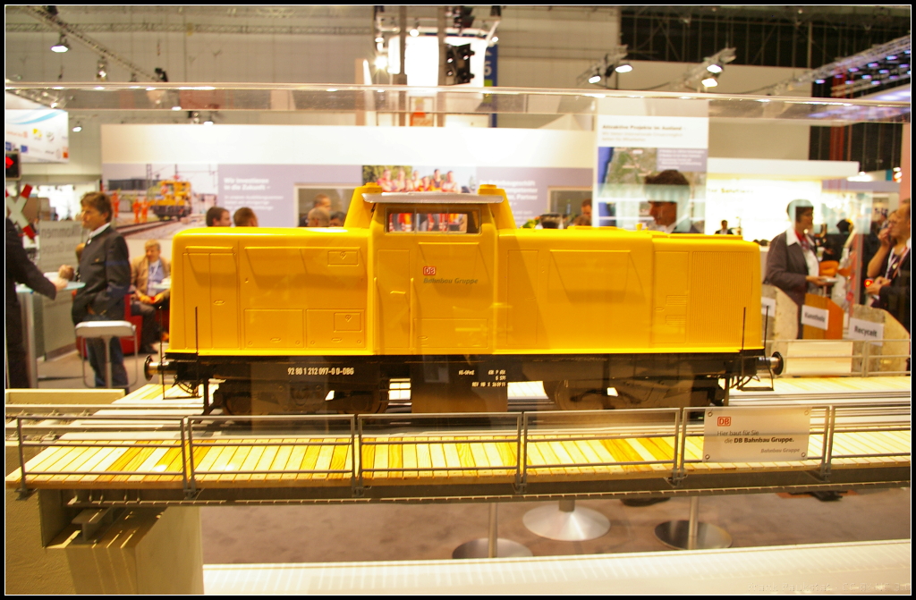 Eine typische Diesellokomotive wie sie im Alltag beim Bahnbau zum Einsatz kommt. Am Stand der DB Bahnbau Gruppe während der InnoTrans 2014 war das Modell, beschriftet als 212 097, ausgestellt.
