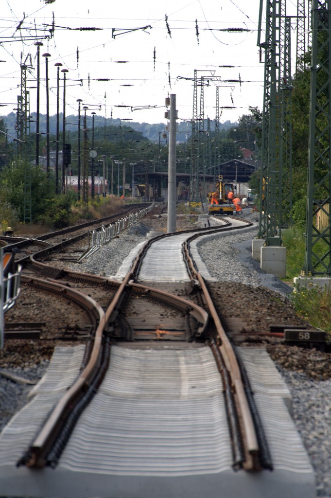 Eine Weiche wird zwischen Radebeul und Coswig  vor�bergehend eingebaut, da umfangreiche Bauma�nahmen ins haus stehen.24.08.2013 15:19 Uhr