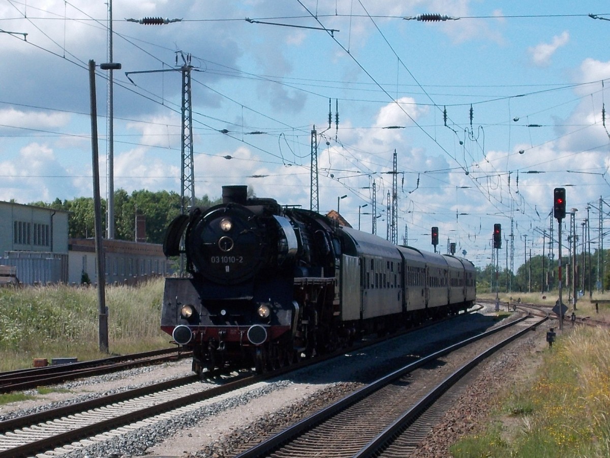 Einen Tag nachdem die PRESS 01 0509 aus Leipzig eingetroffen war,traff am 15.Juni 2014 der nächste Dampfsonderzug auf Rügen ein der diesmal von der Hallenser 03 1010 mit einem Sonderzug aus Eutin nach Putbus fuhr.Hier die Ankunft in Bergen/Rügen.