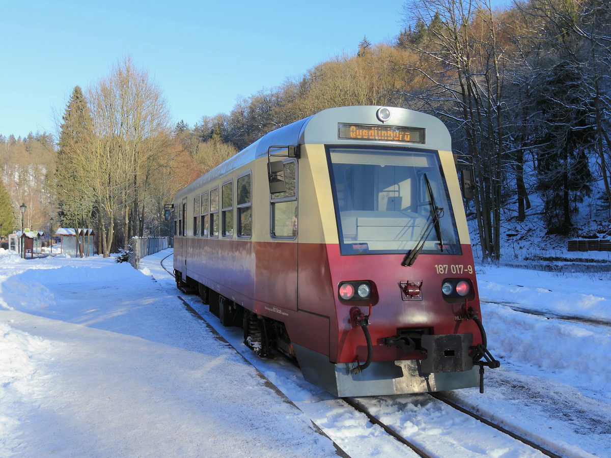 Einfahrt 187 017-9 der Harzer Schmalspurbahnen GmbH im Bahnhof Alexisbad am 22. Januar 2017 zur Weiterfahrt nach Quedlinburg.