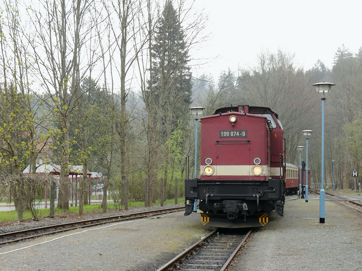 Einfahrt 199 874-9 in den Bahnhof Alexisbad am 25. April 2015 zur Sonderfahrt zum Brocken.