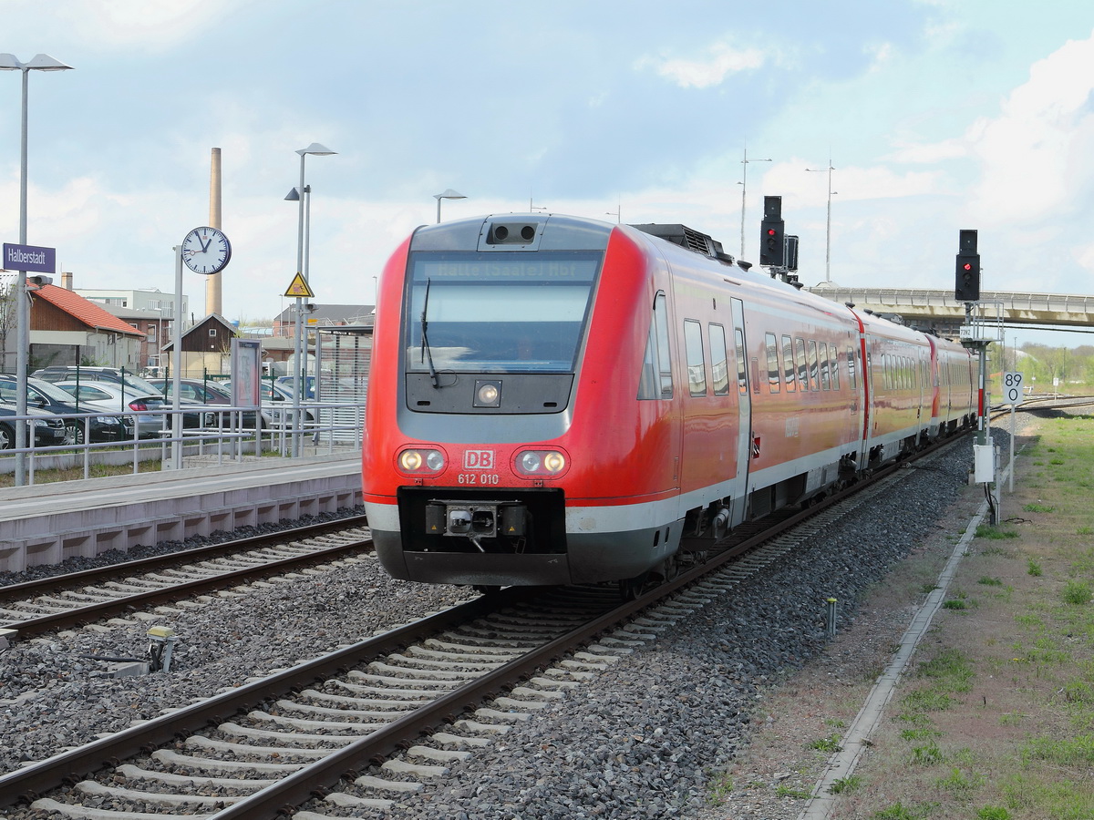 Einfahrt 612 010  mit 612 161 am 26. April 2015  als RE 3607  in Halberstadt zur Weiterfahrt nach Halle (Saale) Hauptbahnhof.