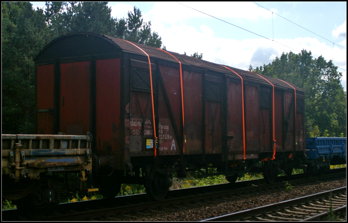 Eingereiht in einen Zug ausgemusterter Güterwagen war dieser gedeckte zweiachsige Gbs der mit Spanngurten zusammengehalten wurde. Da mich der Zug am 24.08.2017 in der Berliner Wuhlheide überraschte war die Nummer nicht komplett identifizierbar. Mit Hilfe von Kollegen auf bahnbilder.de war dann auch die Nummer kein Problem mehr: 01 RIV EUROP 80 D-DB 150 0 459-4 Gbs