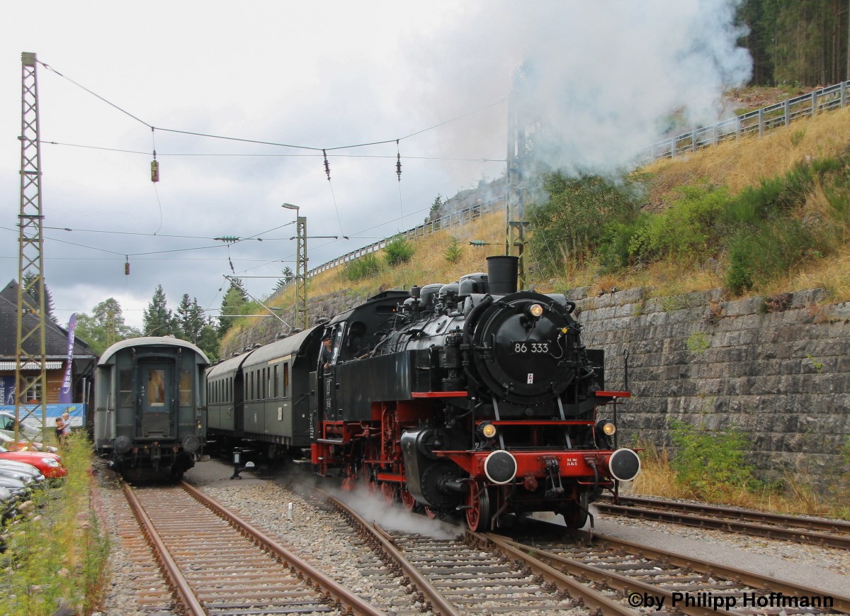 Einige Wochenende im Sommer f�hrt die IG 3Seenbahn Dampfz�g zwischen Seebrugg und Titisee. Dieses Jahr hatte 86 333 die Ehre die Z�ge zu ziehen.
Zusehen ist sie gerade bei der Einfahrt in das frisch sanierte Bahnhofsgel�nde des Bahnhofs Seebrugg, nach getaner Arbeit.
Nach Wasser fassen und umsetzen ging es am 15.08.2015 mit dem letzten Pendelzug des Tages um 15:57 ab Seebrugg nach Titisee und zur�ck.
Einst war sie von 1947 bis 1993, au�er zwei Monate in Greiz, nur in Sachsen zu Hause, bis sie dann Richtung Westen verkauft wurde, leider.