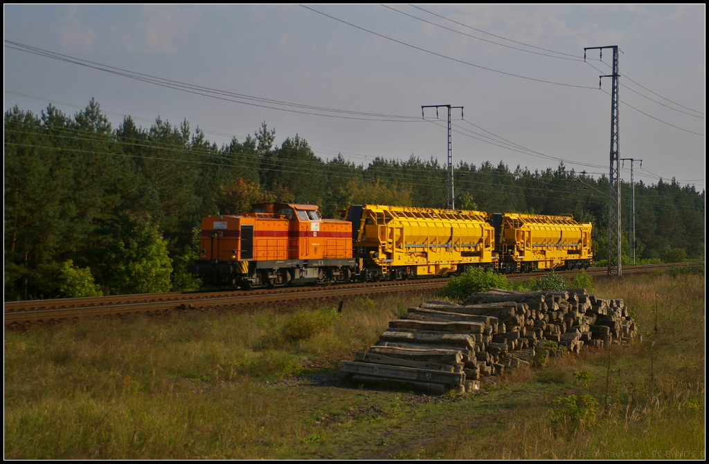 EKO 63 / 293 063-4 kam mit zwei unbekannten Wagen fr den Gleisbaueinsatz am 16.09.2014 durch die Berliner Wuhlheide (NVR-Nummer 98 80 3293 063-4 D-EKO)