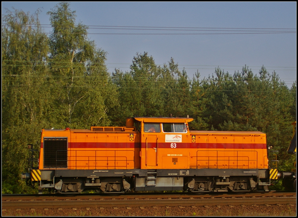 EKO 63 / 293 063
<br><br>
Mit zwei unbekannten Bauzugwagen am 16.09.2014 in der Berliner Wuhlheide unterwegs, so ergab sich die Mglichkeit die Lok von der Seite zu fotografieren (NVR-Nummer 98 80 3293 063-4 D-EKO)