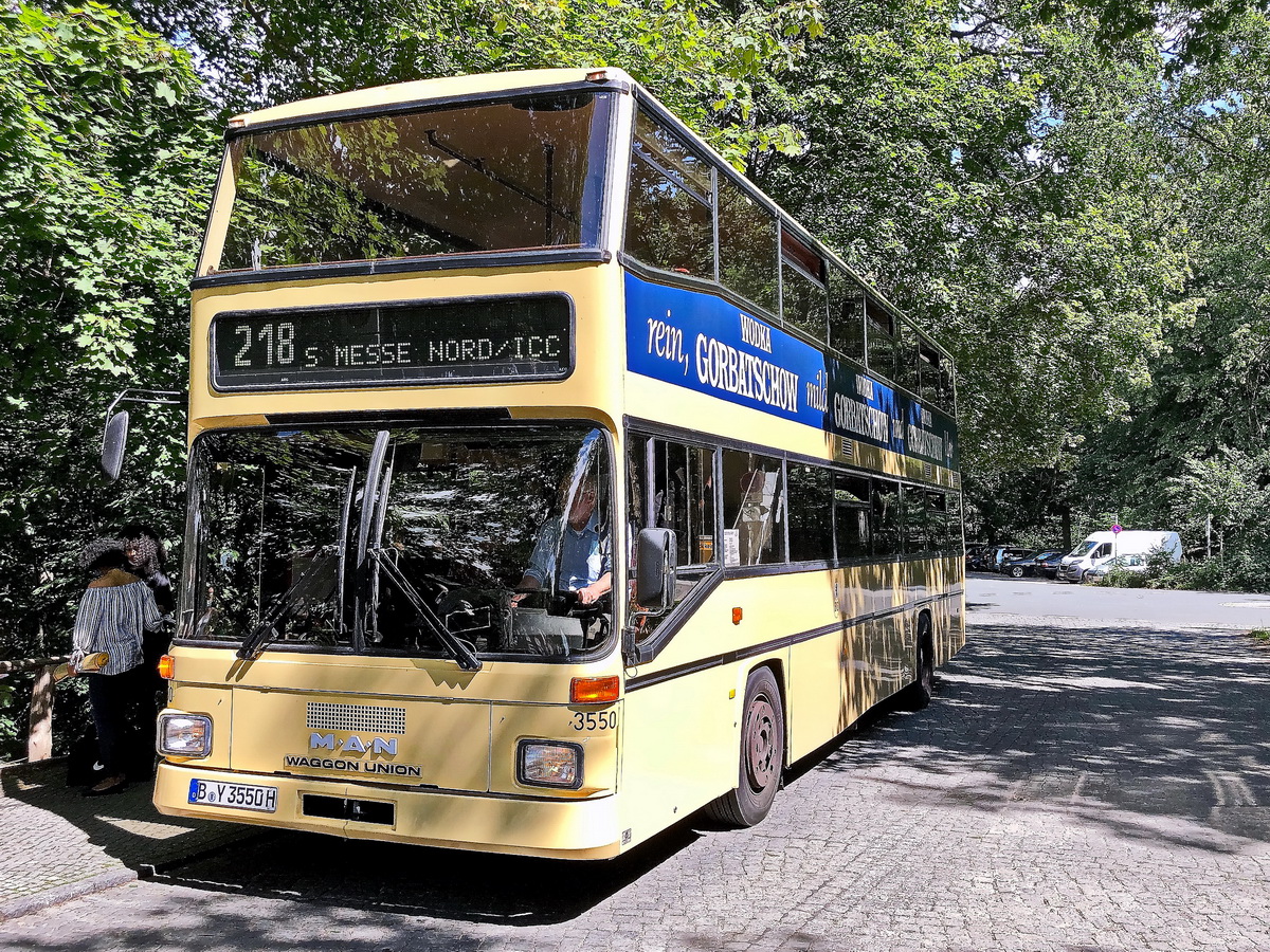 Endhaltestelle Pfaueninsel am 22. Juli 2020 steht ein Doppeldecker der Hersteler MAN Waggon Union. 