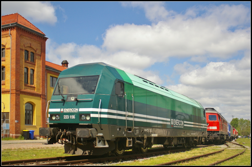 Enercon 223 156-1 in Magdeburg Neustadt, 10.05.2015
<br><br>
Die von Siemens im Jahr 2011 gebaute Lok vom Typ ER20 wurde im selben Jahr an die e.g.o.o. Eisenbahngesellschaft Ostfriesland-Oldenburg mbH ausgeliefert. Beim Familienfest der Eisenbahnfreunde Magdeburg stand sie als Gastlok auf dem Festgelände (NVR-Nummer 92 80 1223 156-1 D-EGOO)