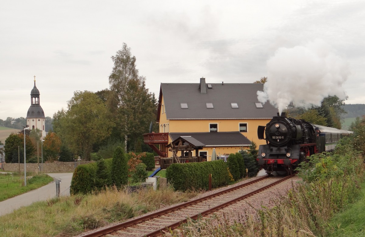 Erzgebirgische Aussichtsbahn wieder von Schwarzenberg nach Annaberg und zur�ck. Heute mit 50 3616(Schwarzenberg) hier in Schlettau. 
