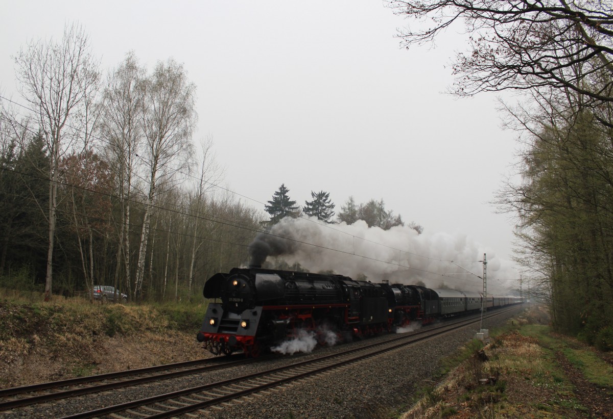 Erzgebirgsrundfahrt mit 01 509 und 23 1097 am 05.04.14 ber Cheb. Hier zusehen in Jnitz/V.