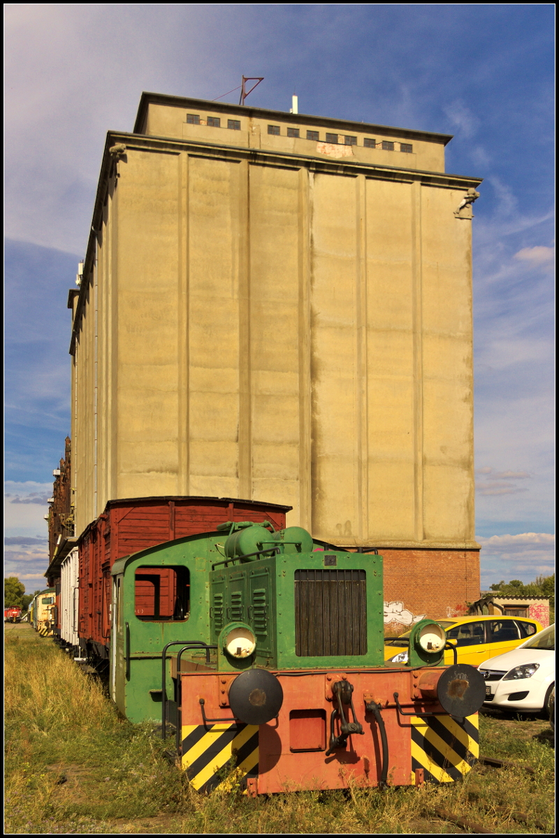 Etwas abseits stand WL 8, eine N4 aus dem Jahr 1954. Die Rangierlok wurde beim VEB Heizölvetrieb Magdeburg im Hafen eingesetzt. Während des Familienfest der Eisenbahnfreunde Magdeburg e.V. am 08.09.2018 konnte man beim Erkunden des Museumsbestand am Wissenschaftshafen die Lok entdecken.