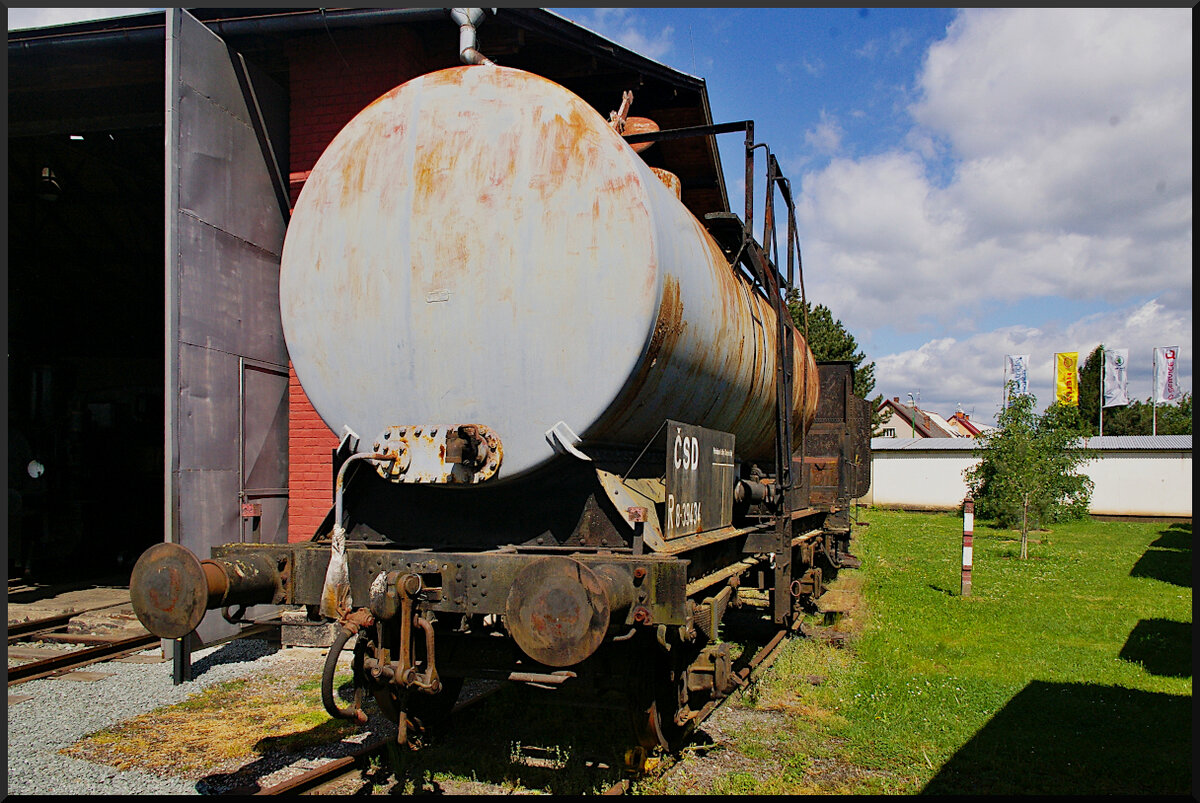 Etwas schwierig war dieser alte Kesselwagen ČSD R 8-39434 zu fotografieren. Er stand direkt am Lokschuppen und der Drehscheibe, so das wenig Platz vorhanden war.

Eisenbahnmuseum Jaroměř, 21.05.2022
