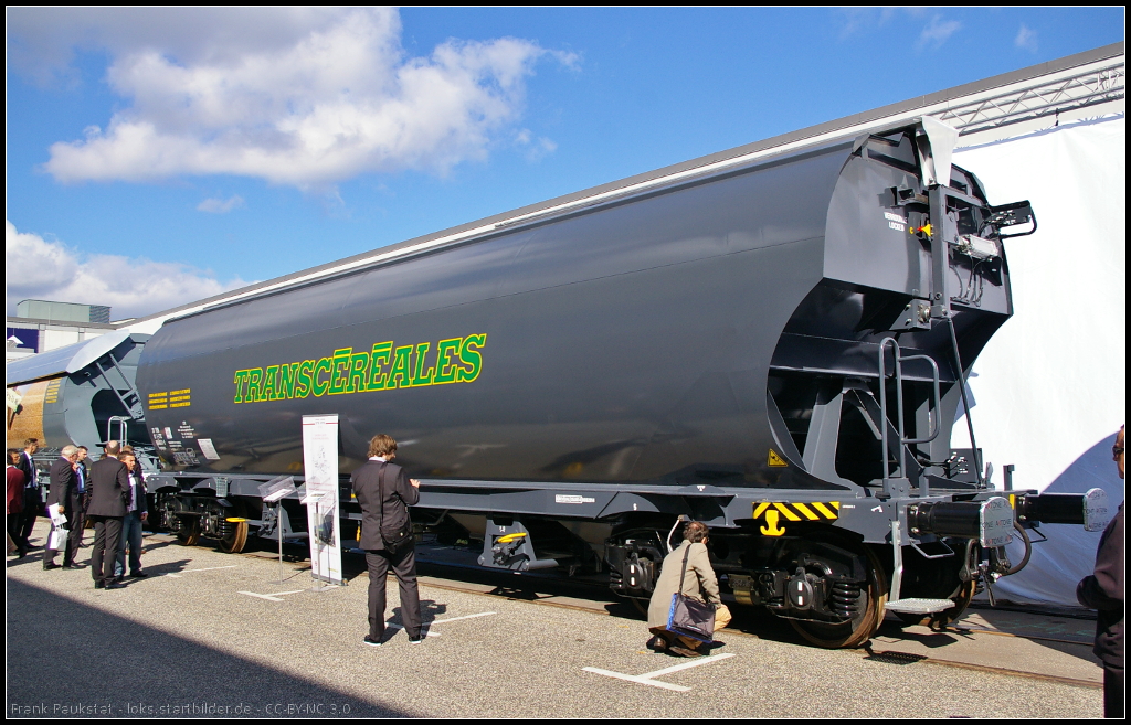 F-CTC 33 87 0664 071-5 Tagnpps ist ein Wagen für den Getreidetransport mit 101 m3/68,9t Fassungsvermögen und schwenkbaren Dach. Das Fahzeug der CTC war zur InnoTrans 2014 in Berlin auf dem Freigelände ausgestellt (6 REV UAL 05.09.14)