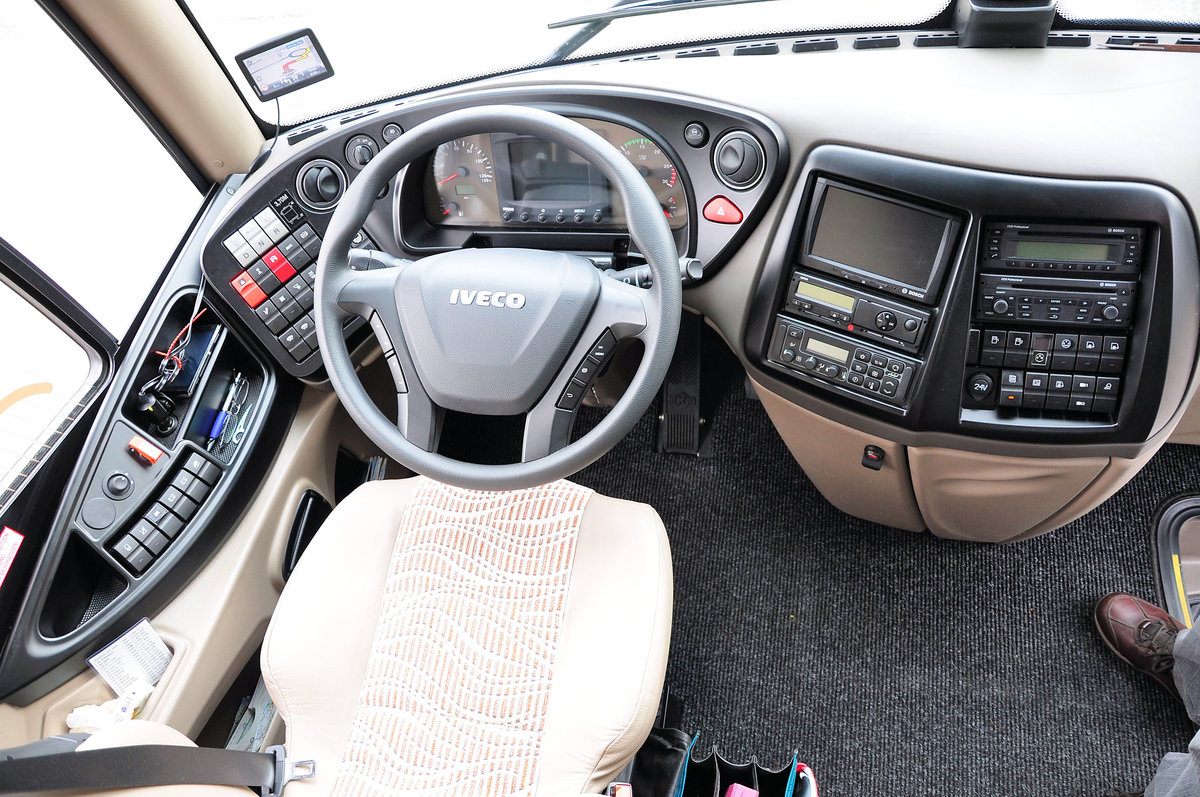 Fahrerplatz im IVECO Magelys von der Iveco Magirus AG aus der BRD in Krems gesehen.