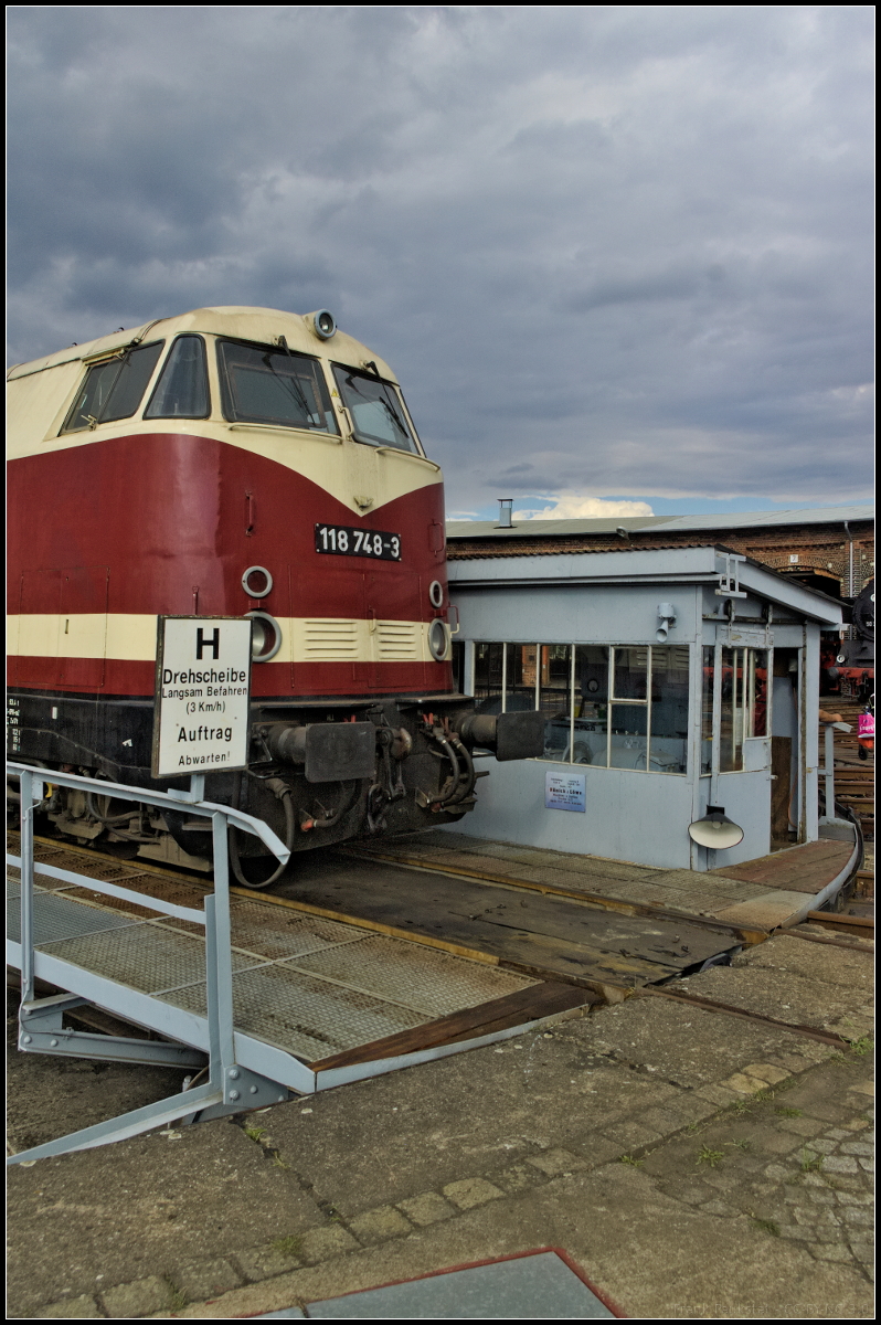 Fast gleich Alt sind die beiden Protagonisten im Bild: Die ehemalige MEG 206 / 228 748 wurde bei LKM Babelsberg im Jahr 1968 gebaut, die Drehscheibe von Münich & Löwe im Jahr 1965 in Dresden. Beide gehören nun zum Historischen Lokschuppen Wittenberge, der am 25.08.2018 während des Brandenburg-Tag seine Tore geöffnet hatte.