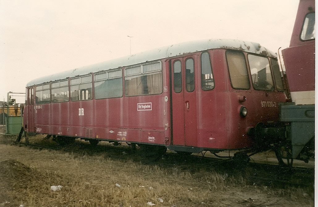 Ferkeltaxenbeiwagen 971 030 im Bw Berlin Grunewald.