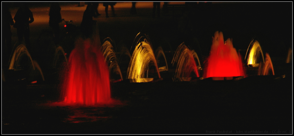  Fire in Water : Farbvarianten bei den Wasserspielen am Fernsehturm am Alexanderplatz in Berlin (15.10.2014)