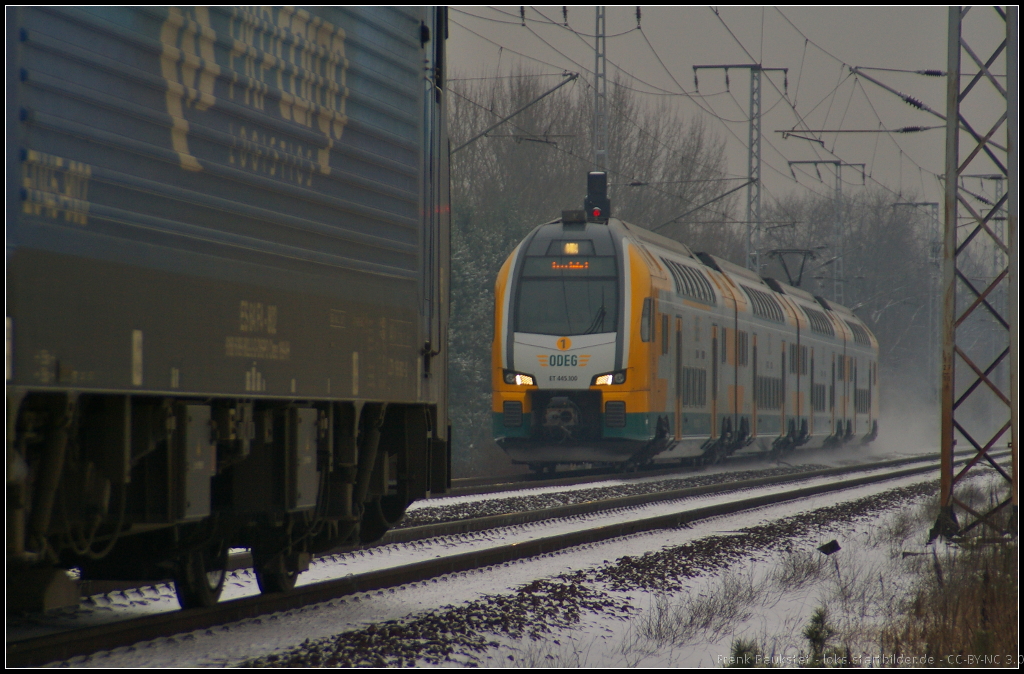 Fotografenglck: Obwohl PKPC EU45-802 schon extra langsam an das Hp0 zeigene Signal, lies sich ODEG ET 445.100 auf Leerfahrt am 28.01.2014 in der Berliner Wuhlheide etwas zu viel Zeit. Dennoch konnte der Triebzug zwischen Mast und Lok gequetscht werden.