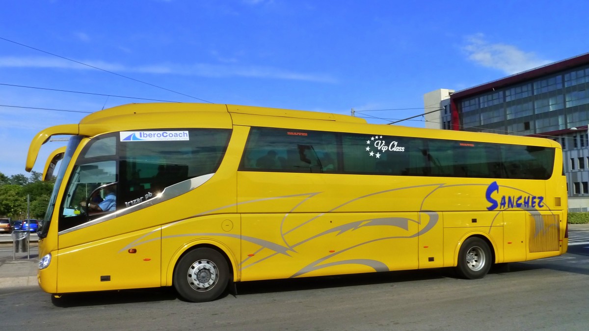 Frankreich, Languedoc-Roussillon, Hrault, Montpellier Sabines (an der Trambahn Linie 3): ein MAN Irizar pb auf der Fahrt von Nizza nach Lissabon. 22.08.2015 
