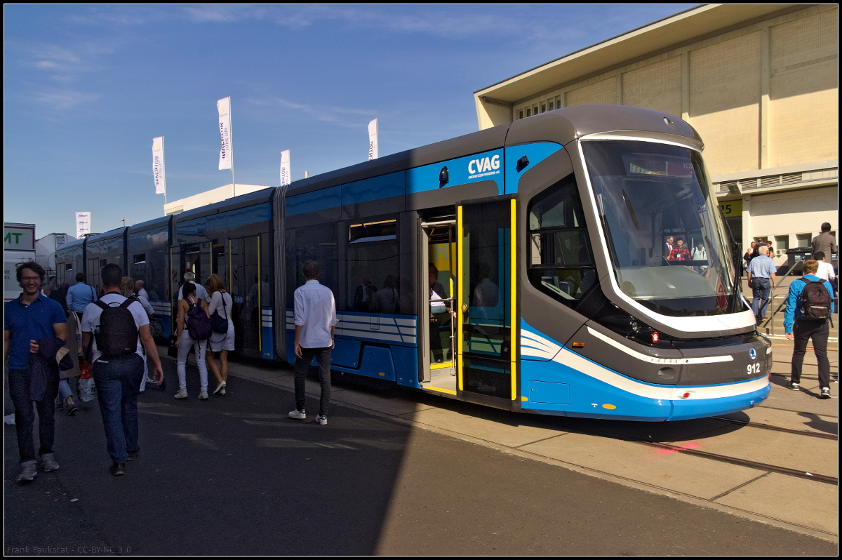 Für Chemnitz sind die Skoda ForCity Classic vorgesehen, die Auslieferung soll 2019 komplett erfolgt sein. CVAG 912 ist eine 5-teilige Zweirichtungs-Straßenbahn mit 100% Niederflurigkeit für einen behindertengerechten Zugang. Die Gestelle liegen auf Einzelräedern ohne Achsen und werden über Traktionsmotoren angetrieben. Bei einer Länge von 31,4 m wwerden 64 Sitz- und 135 Stehplätze geboten. Weiterhin sind auch zwei große Mehrzweckräume für Rollstühle, Kinderwagen oder Fahrräder vorhanden. Während der InnoTrans 2018 in Berlin war die Straßenbahn neben dem Schatten werfenden Neubau aufgestellt.