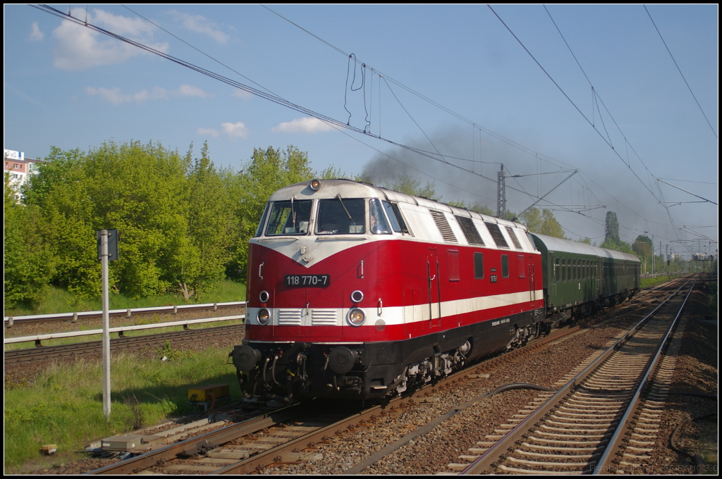 Für die Fotografen ließ es der Tf von 118 770 noch einmal so richtig qualmen, als sie am 11.05.2017 mit dem Sonderzug durch Berlin-Hohenschönhausen fuhr. Ein besonderer Gruß an den Tf!