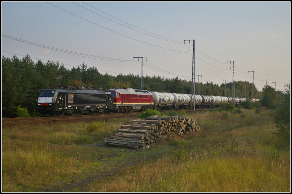 Fr die Leipziger Eisenbahnverkehrsgesellschaft mbH (LEG) ist ES 64 F4-008 / 189 908-7 (Class 189-VD) im Einsatz. Am 16.09.2014 zieht sie mit der Wagenlok 132 158 einen Kesselwagen-Zug durch die Berliner Wuhlheide