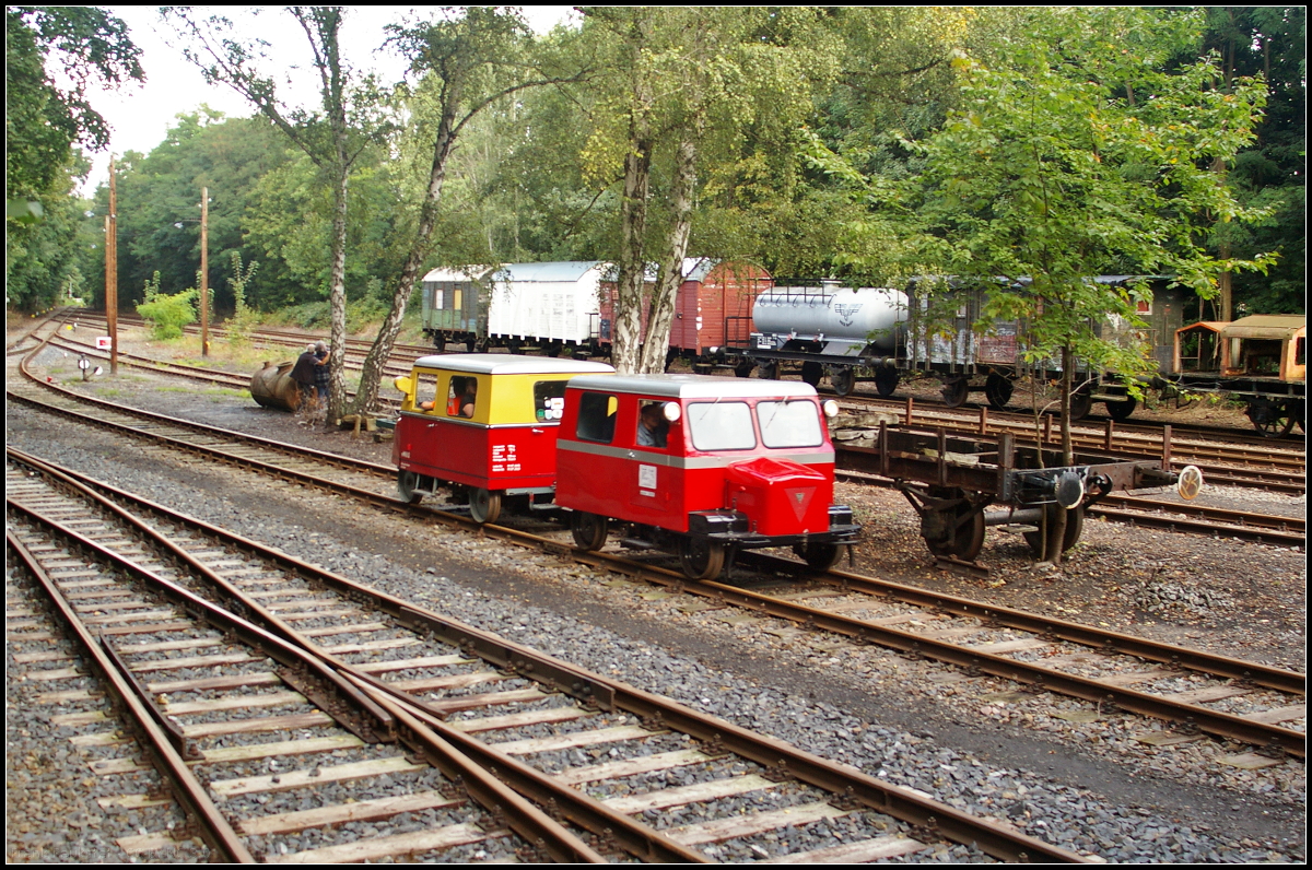 Für Pendelfahrten standen die beiden Motordraisinen am Tag der offenen Tür am 10.09.2017 der AG Märkischen Kleinbahn e.V. zur Verfügung. Hier fahren Kl 12-4341 und Kl 12-4990 wieder zurück zum Bahnhof Schönow Goerzallee in Berlin-Lichterfelde