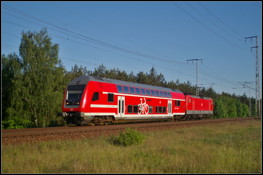 Für Schmunzeln sorgte dieses Doppel aus Steuerwagen D-DB 50 80 86-81 005-0 DBpzfa 766.1 mit Fahrradabteil und DB Regio 112 110, als sie am 27.05.2017 auf Dienstfahrt durch die Berliner Wuhlheide fuhren