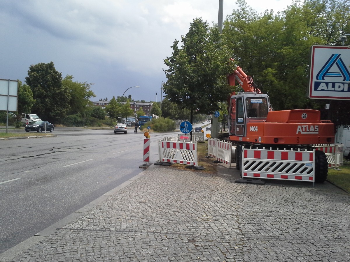 Gemeinsamer Geh- und Radweg als nichtabgetrennter Bereich einer vielbefahrenen mehrspurigen Hauptstraße. Baustellenbeschilderung wie aus dem Bilderbuch. 24.6.2014, Köpenicker Landstraße, Berlin