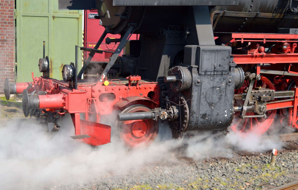 Geöffnete Zylinderhähne der 52 4867(HEF) am 14.05.2015