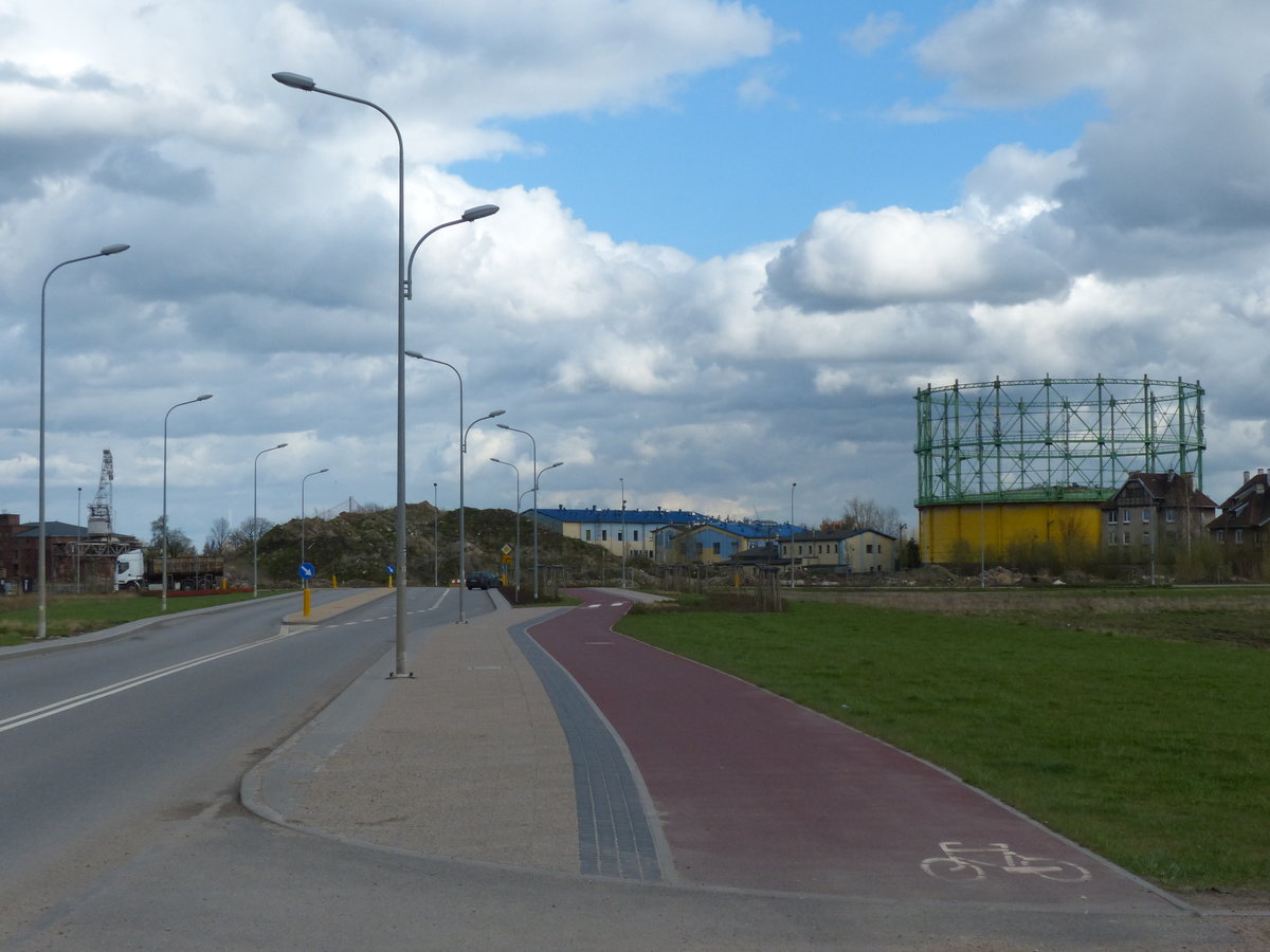 Geschützte Radspur in Berlin? Nicht ganz, aber die im polnischen Gdansk zu findenden Radwege haben interessanterweise vieles, was der Berliner Senat in den nächsten Jahren einführen möchte.

Nachdem man zur Erkenntnis gelangt ist, dass Fahrradspuren auf der Fahrbahn einerseits dauerhaft zum Parken genutzt werden und andererseits für Kinder und unsichere Fahrer ungeeignet sind, ist die neueste Idee die der  geschützten Radspur . Diese ist etwas von der Fahrbahn abgesetzt und durch Barrieren - z.B. Bordsteine oder parkende Fahrzeuge - von dieser getrennt. Für wen sich das nach  kenn ich doch, nannte man mal Radweg  anhört: Immerhin sollen diese Spuren breit genug sein, dass Radfahrer sich überholen können und asphaltiert werden.

Dieser Radweg in einer Nebenstraße zeigt, was dann so oft in der Realität draus wird. Fußgänger gehen mal links, mal rechts vom Radweg - Seitenwechsel via Zebrastreifen. Der Radweg selbst ist für beide Richtungen ausgelegt und macht ebenfalls Straßenseitenwechsel notwendig.

April 2017, Gdansk