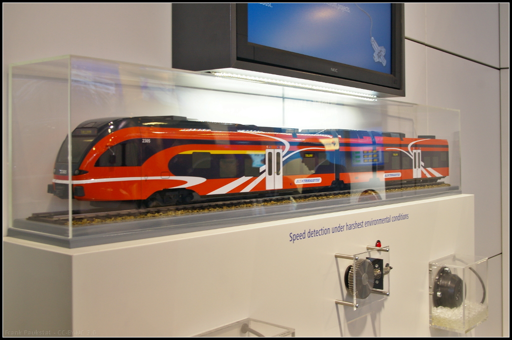 Geschwindigkeitskontrolle mit entsprechenden Sensoren zeigte die Firma Baumer an einem Modell der estnischen Elektriraudtee. Das Modell, ein Stadler Flirt, war während der InnoTrans 2014 in Berlin am Messestand ausgestellt.