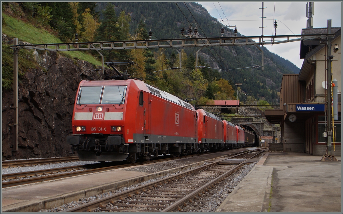 Gleich vier DB 185 bem�hne sich bei Wasen mit ihrem nach Norden fahrnen G�terzug.
 