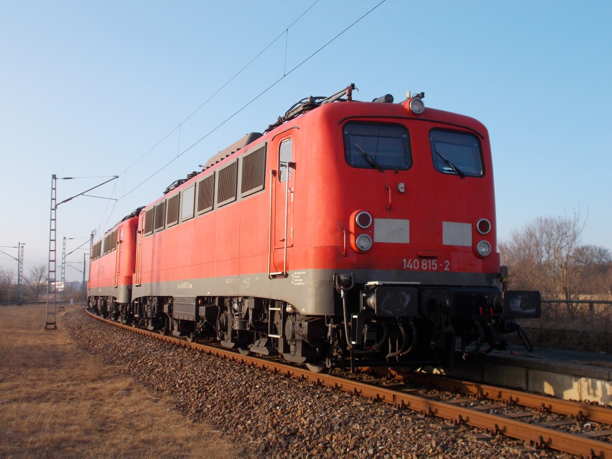 Gleich zwei RBH 140er,815 und dahinter 811,standen,am 12.März 2016,am Bahnsteig in Mukran Mitte.