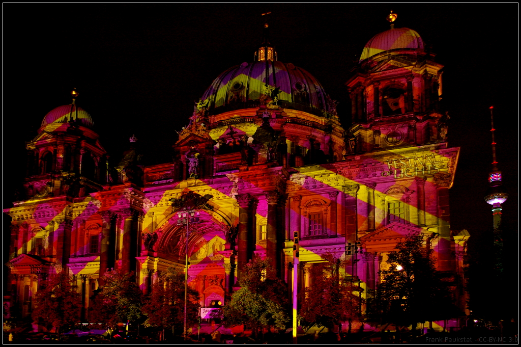 Google Plus Fotowalk  Festival of Lights : Der Berliner Dom wurde recht farbenfroh mit diversen Motiven beleuchtet (Berlin, 15.10.2014)