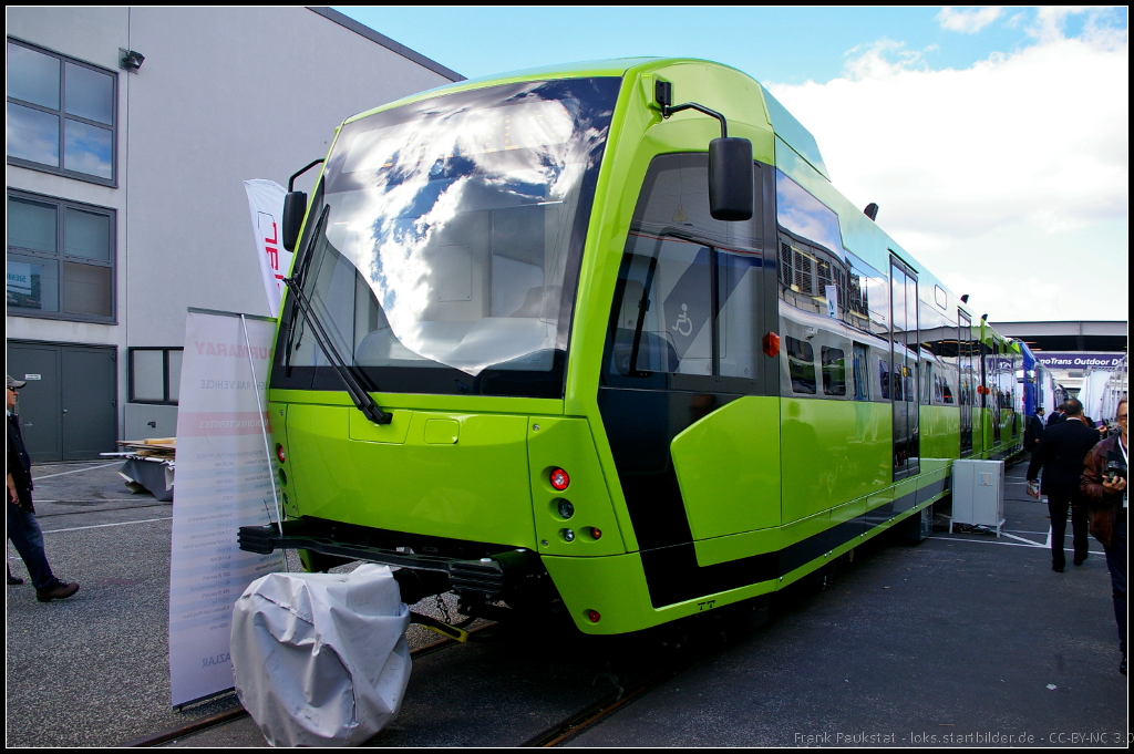 GreenCity LRV der trkischen Firma Durmazlar auf der InnoTrans 2014 in Berlin. Bei dem Fahrzeug handelt es sich um eine Zweirichtungs-Tram fr 1500V DC.
<br><br>
Hchstgeschwindigkeit 90 km/h, Spurweite 1435 mm, Lnge 28 m, Breite 2.65 m, Hhe 3.8 m, Gewicht 40.3 t, Anzahl Sitze 60, davon 2 Schwerbehindertenpltze, Stehpltze 228

Webseite (english): http://www.durmaray.com/product-view/12-lrv-40.html