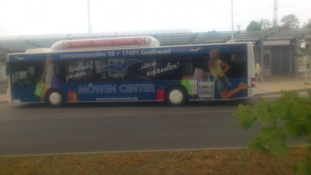 ...Greifswalder Busbahnhof es fahren schon einige Stadtverkehr dieser MAN die auch die Werbung von den alten Fahrzeugen �bernommen haben....hier f�r das M�wencenter in Sch�neiche die vorher an einem Citaro zusehen war 