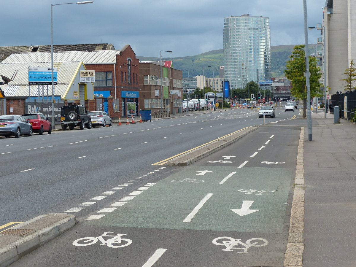Guter Radweg, oder? Aber wie geht's weiter? Meist liegt der Fokus auf der Gestaltung des Radweges selbst, Kreuzungsführung oder überhaupt Weiterführung scheinen da nicht so wichtig zu sein. Belfast, Titanic Quarter, Sydenham Road am 4.8.2017