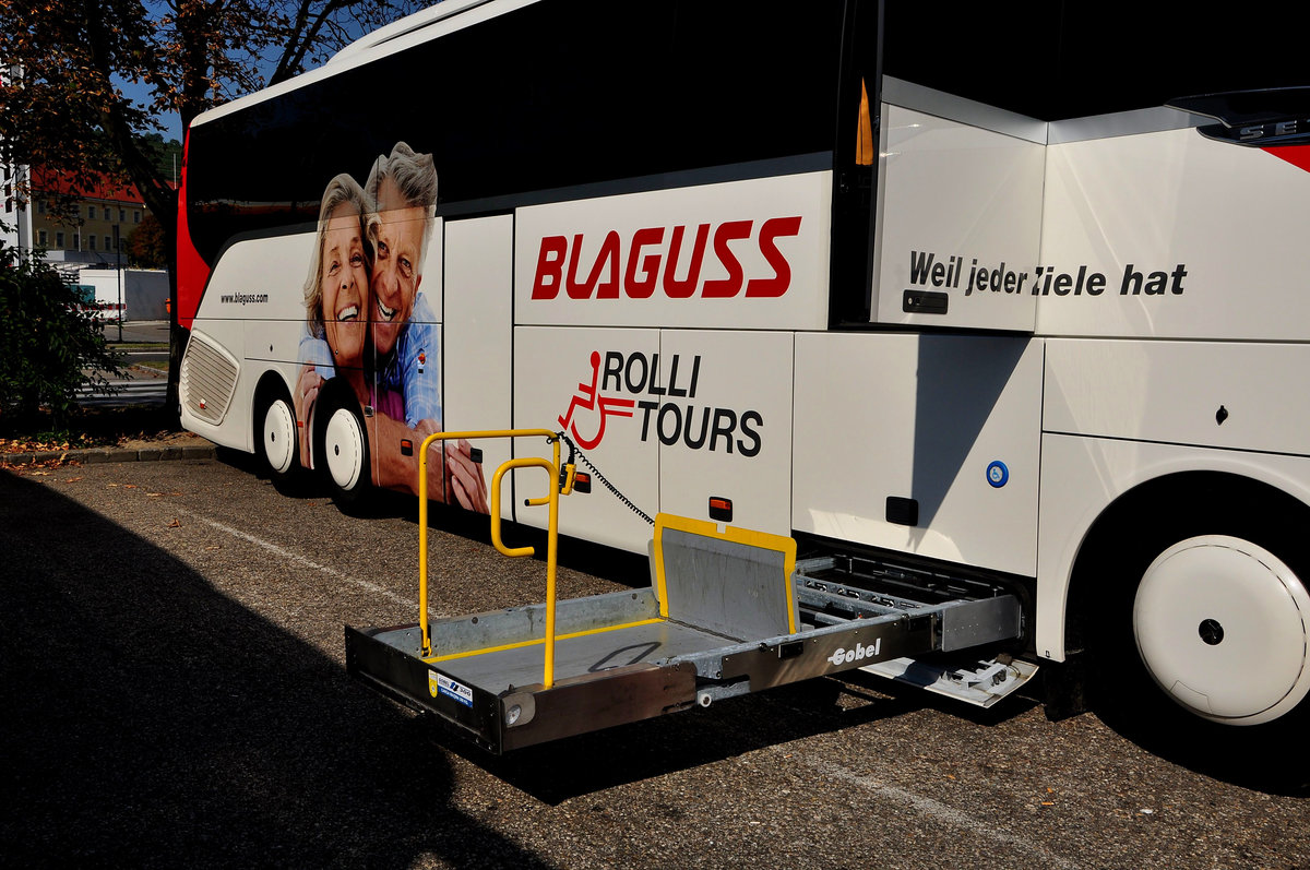 Hebebhne im Setra 517 HD  Rolli Tours  von Blaguss Reisen aus Wien in Krems.