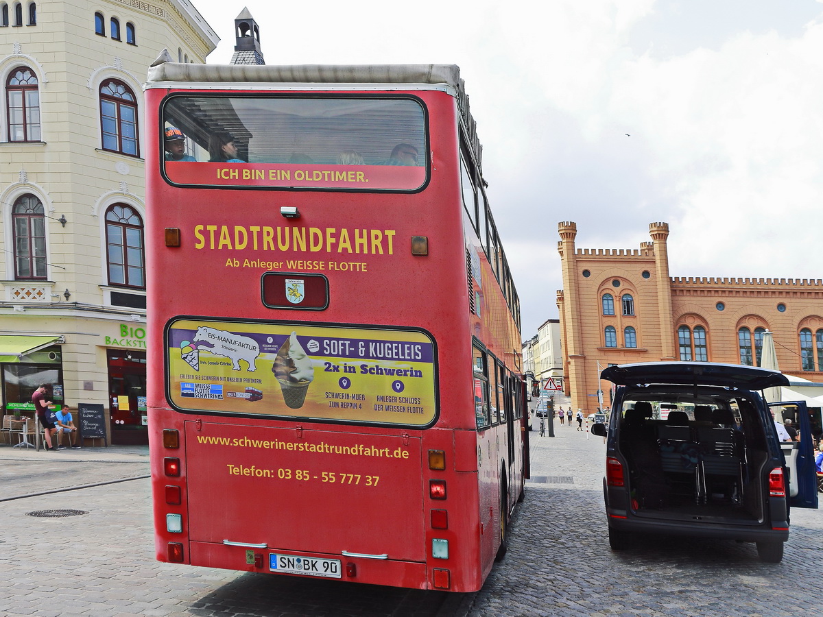 Heckansicht des MAN SD 200 von Bus Kontor GmbH aus Deutschland in Schwerin am Pfaffenteich am 02. August 2019 . 