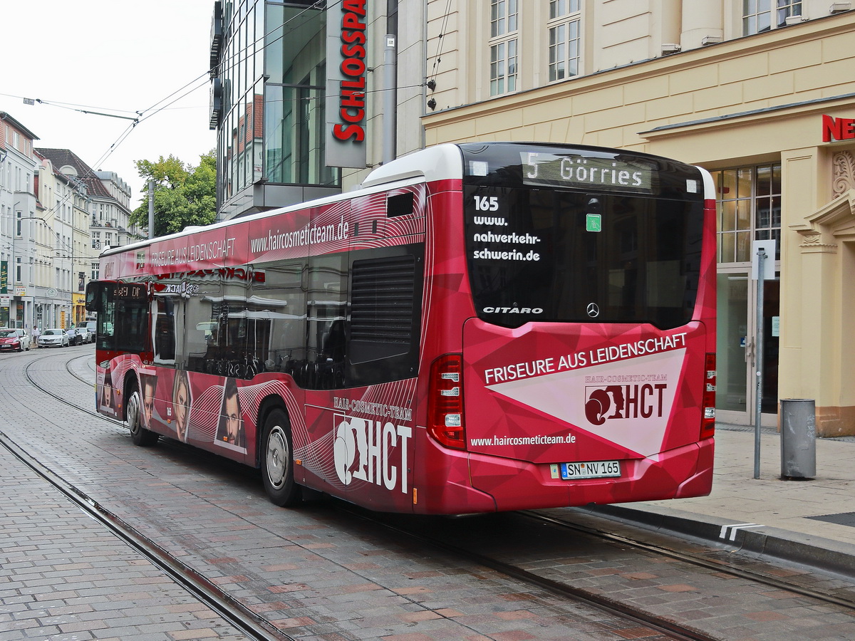 Heckpartie eines Mercedes Benz Citaro des Nahverkehr Schwerin GmbH mit Werbung fr HairCosmeticTeam (Frieseure aus Leidenschaft) nach dem passieren des Marienplatz in Schwerie am 02. August 2019.. 