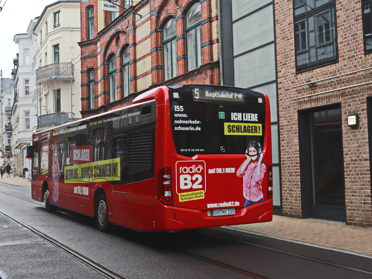 Heckpartie eines Mercedes Benz Citaro mit Werbung fr Radio B2 des Nahverkehr Schwerin GmbH den Marienplatz. 