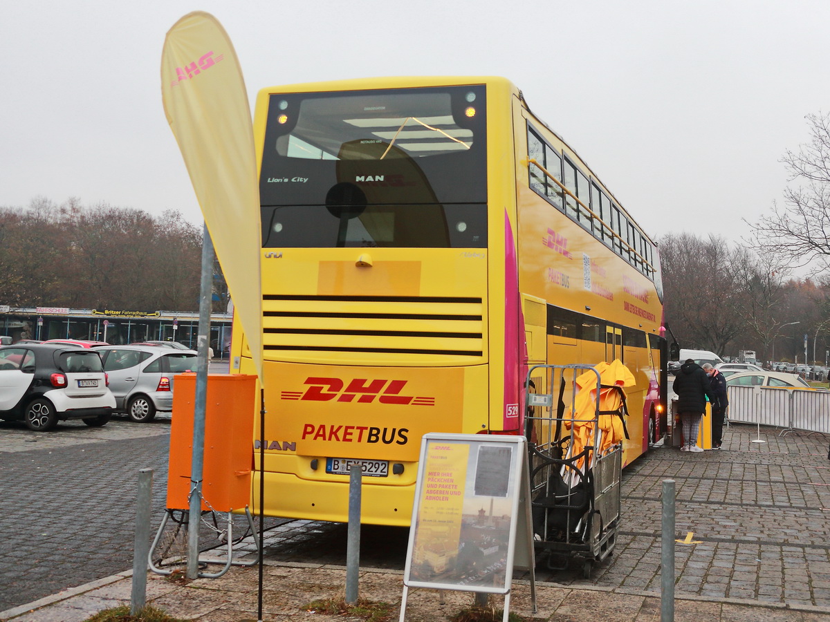 Heckpartie eines sogenannte Paketbusse. Hier ein MAN Lions City am 09. Dezember 2020 auf den Marktplatz Britz-Sd in Berlin.