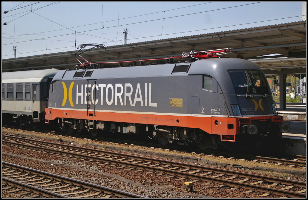 Hectorrail 242.517 / 182 517 steht mit dem LOC 1819 nach Stuttgart abfahrbereit am 11.05.2017 in Berlin-Lichtenberg