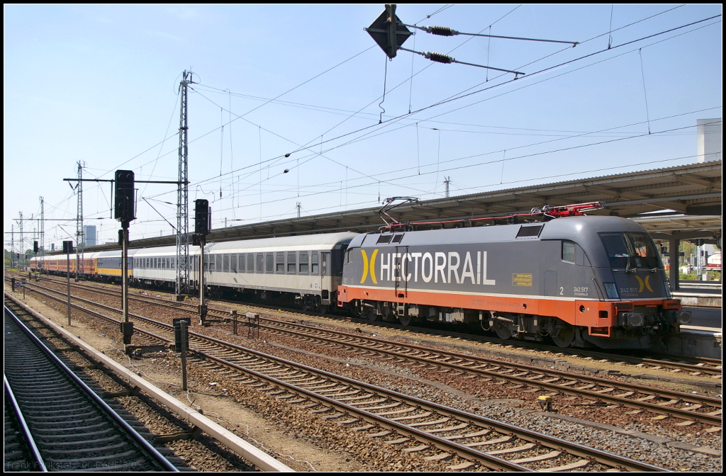 Hectorrail 242.517 / 182 517 stand mit dem LOC 1819 nach Stuttgart am 11.05.2017 abfahrbereit in Berlin-Lichtenberg. Update: Das Unternehmen Locomore GmbH & Co. KG hatte am 12. Mai 2017 Insolvenz angemeldet und dieser Zug sollte erst einmal der vorletze sein, der bis Ende Mai 2017 fahren soll. Inzwischen hat das tschechische Unternehmen Leo Express Interesse angekündigt.