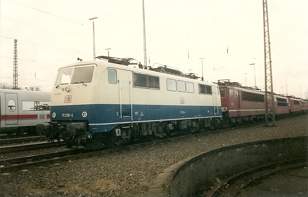 Heute nur noch mit Glück in Berlin anzutreffen ist die E 111.Hier hatte ich das Glück 111 218 in Berlin Grunewald zufotografieren.