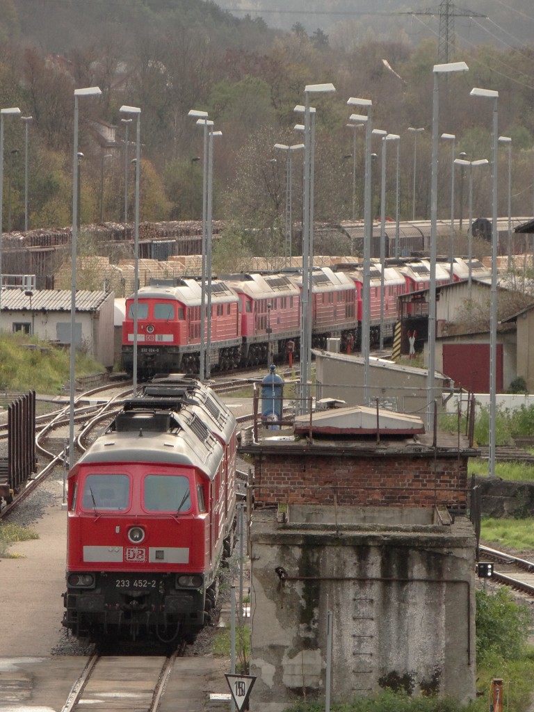 Heute in Saalfeld/Saale standen die 233 452 und die 233 709 am Schuppen. Im Hintergrund steht wieder eine ganze Reihe vorn die 232 024. Ich sah auch das die 232 003 nicht mehr da war!? 

