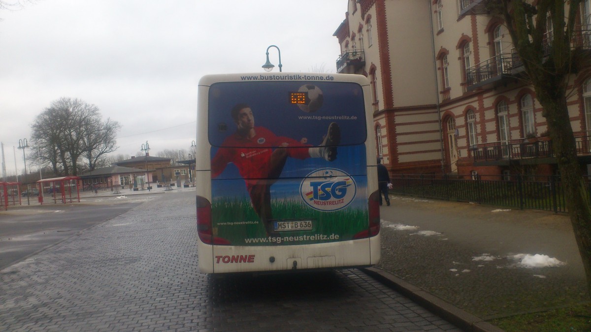 ...hier am Bahnhof von Neustrelitz der Bustouristik Tonne dieser Setra mit der Werbung des Regionalligisten TSG Neustrelitz 