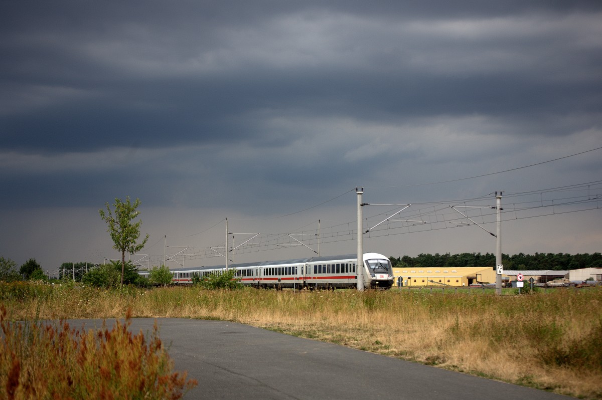 Hier braut sich �ber dem Fl�mig im wahrsten Sinne des Wortes etwas zusammen.
Einige Zeit sp�ter ruhte der Bahnverkehr, da es zu Blitzeinschl�gen in die Oberleitung gekommen war. 04.08.2013 15:29 Uhr