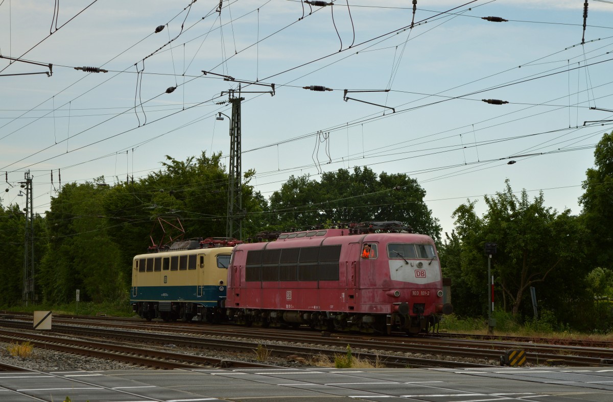Hinter dem B� mussten beide Loks warten, bis die Weichen zum Zug gestellt waren. Hier am 08.06.2015 in Darmstadt Kranichstein.